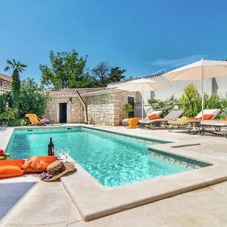 Rustic In Vrsar With Private Swimming Pool